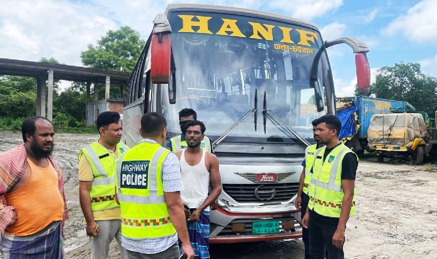 কুমিল্লায় স্বামী-স্ত্রী ও ২ সন্তান নিহত: উল্টো পথে আসা হানিফ পরিবহনের সেই বাস জব্দ